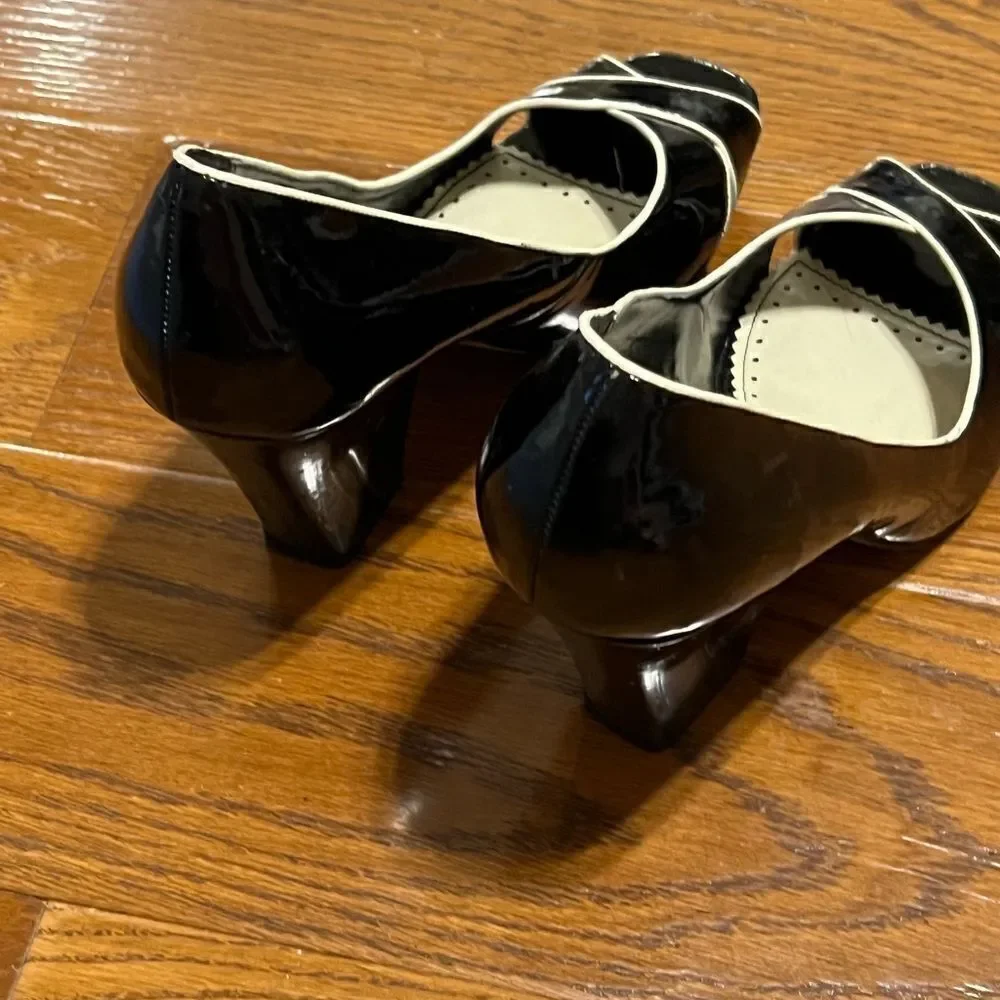 Etienne Aigner gorgeous Gabriel size 9 patent leather black & cream wedge pumps